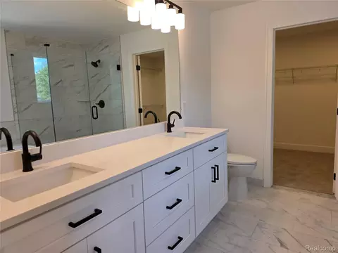Bath - 24092 Sawgrass Dr, Macomb, MI 48042 photo 2 of 6