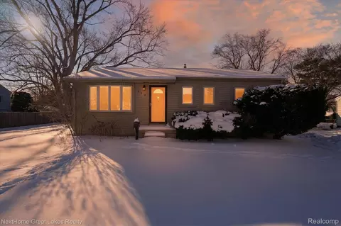 819 Southwood Dr, Fenton, MI 48430
