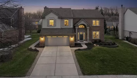 3855 Sequoia Dr, Orion, MI 48360