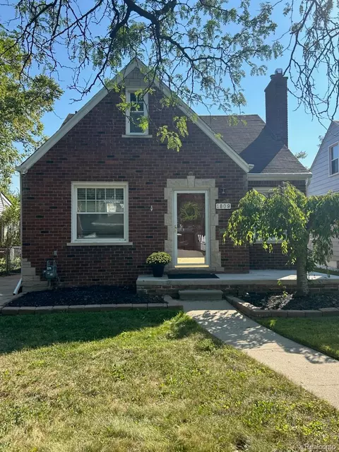1809 Roslyn Rd, Grosse Pointe Woods, MI 48236