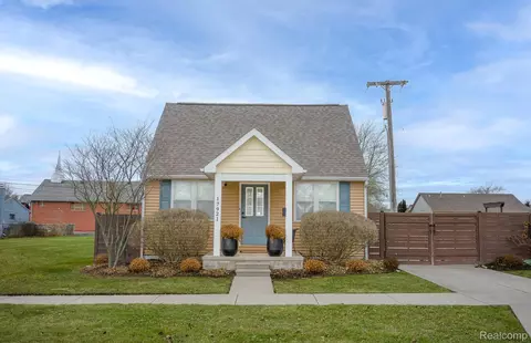 17921 Oakdale St, Roseville, MI 48066