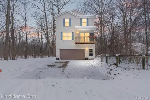 10128 Elmira St, Pinckney, MI 48169