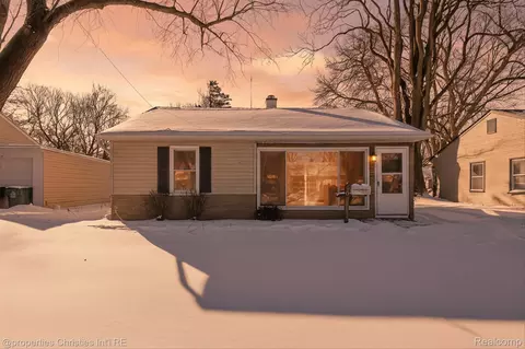 10111 Troy St, Oak Park, MI 48237