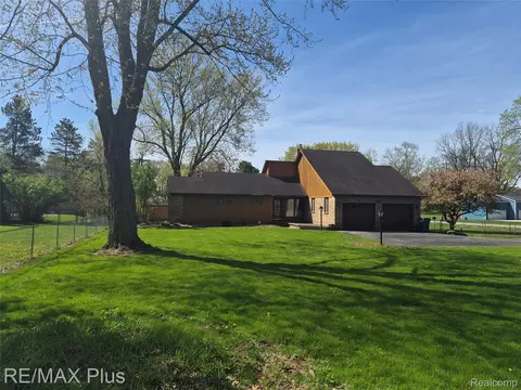 1115 Turrill Rd, Lapeer, MI 48446