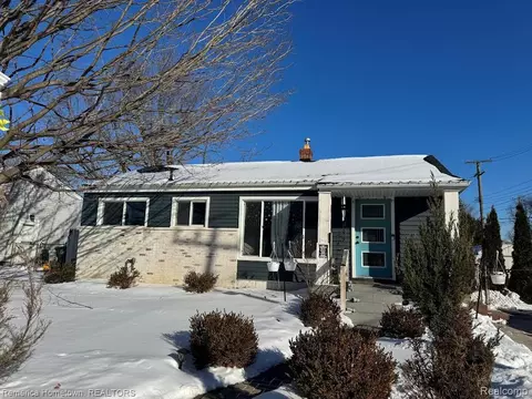 6444 Helen St, Garden City, MI 48135