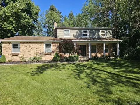 5163 Pine Hill Cir, Genoa, MI 48843