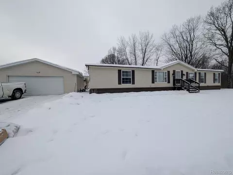 11362 N Lake Dr, Fenton, MI 48430