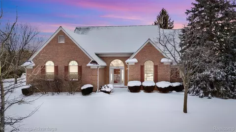 2850 Santia Dr, Troy, MI 48085