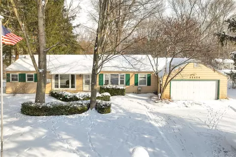 23424 Beech Rd, Southfield, MI 48033