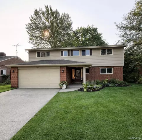19982 W Doyle Pl, Grosse Pointe Woods, MI 48236