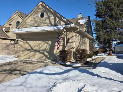 42738 Matthew Dr #47, Sterling Heights, MI 48313