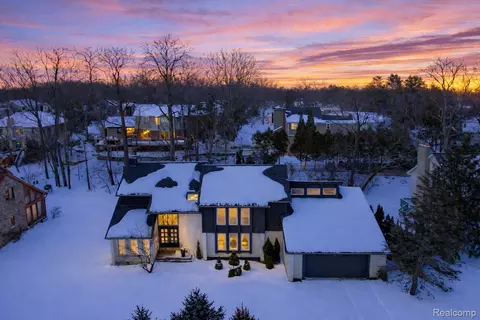 5292 Pond Bluff Dr, West Bloomfield, MI 48323