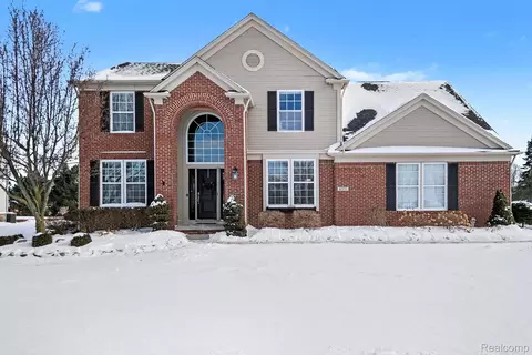 8375 Oxford Ln, Grand Blanc, MI 48439