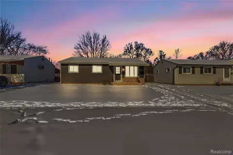 1273 Fall River Rd, Ypsilanti, MI 48198