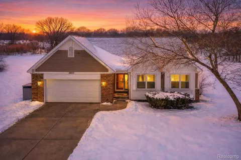 10237 Swan Lake Cir, Ypsilanti, MI 48197