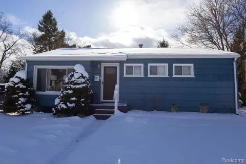 823 Southwood Dr, Fenton, MI 48430