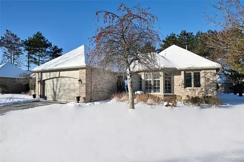 32095 Spruce Ln #50, Beverly Hills, MI 48025