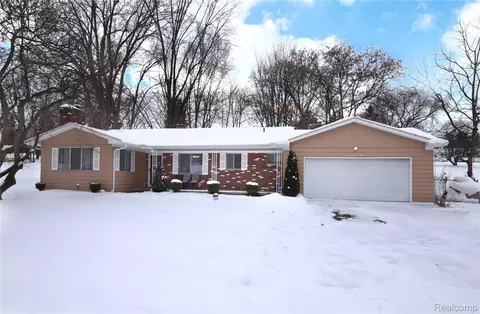 4075 Townview Dr, Flint, MI 48532