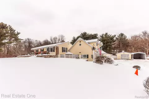 10120 Hyne Rd, Brighton, MI 48114