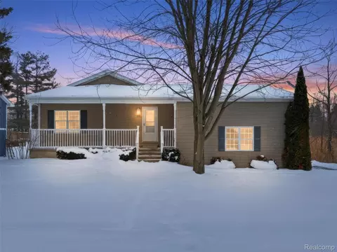3973 Silver Valley Dr, Lake Orion, MI 48359