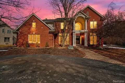 5874 Orchard Woods Dr, West Bloomfield, MI 48324