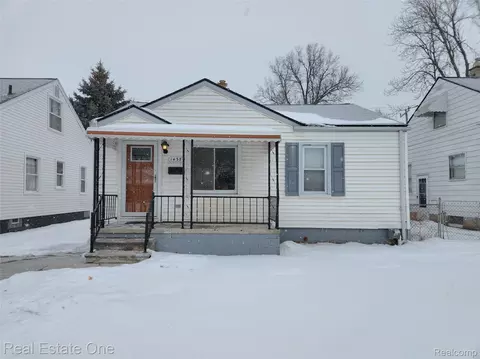 1437 E Madge Ave, Hazel Park, MI 48030