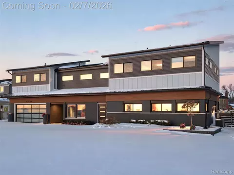 37645 Lakeville St, Harrison, MI 48045