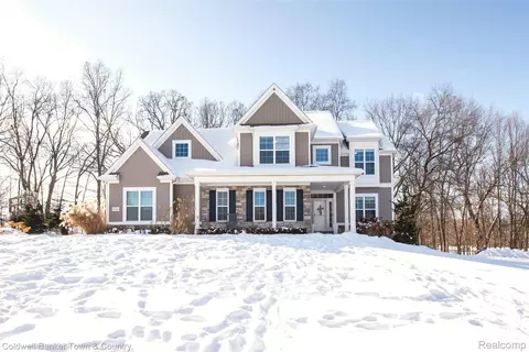 9522 Chalfonte Dr, Green Oak, MI 48116