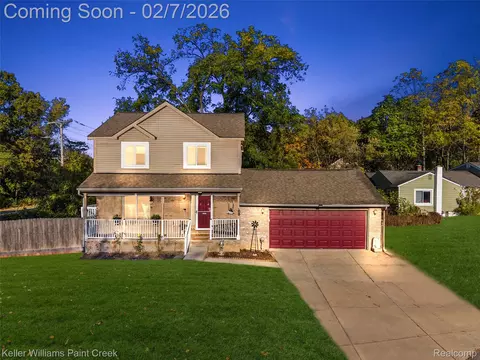 5184 Denwood St, Waterford, MI 48327