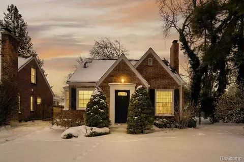 1845 Oxford Rd, Grosse Pointe Woods, MI 48236