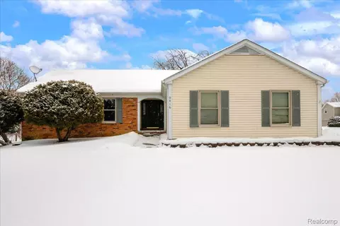 9416 Wildwood Lake Dr, Northfield, MI 48189