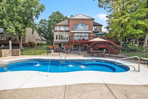 4973 Parview Dr, Independence, MI 48346