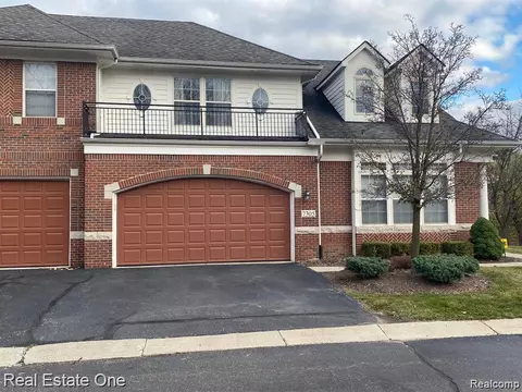 7305 Gateway Dr, West Bloomfield, MI 48322