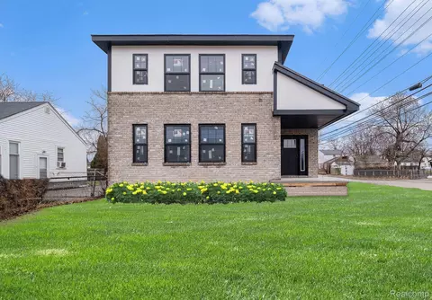 23708 Lexington Ave, Eastpointe, MI 48021
