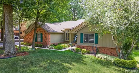 6076 Dunmore Dr, West Bloomfield, MI 48322
