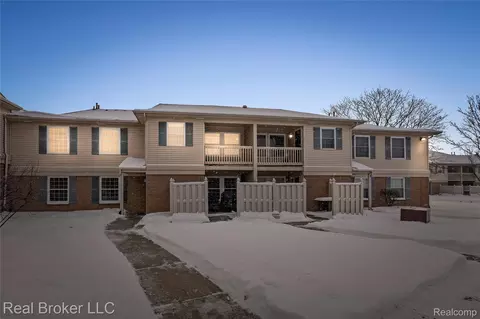 19266 Northridge Dr, Northville, MI 48167