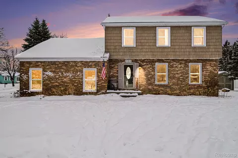 334 Cedarwood Dr, Flushing, MI 48433