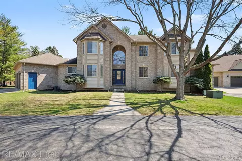 20400 Robinway Dr, Clinton Township, MI 48036