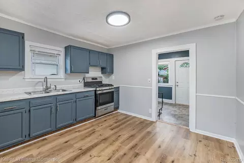 Entry Way - 8233 Meadow Ave, Warren, MI 48089 photo 2 of 3