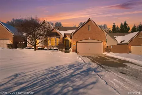 3895 Arbor Dr, Auburn Hills, MI 48326