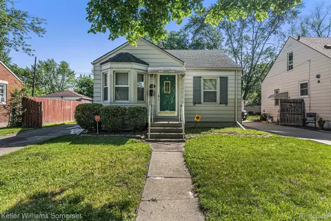 19446 Washtenaw St, Harper Woods, MI 48225