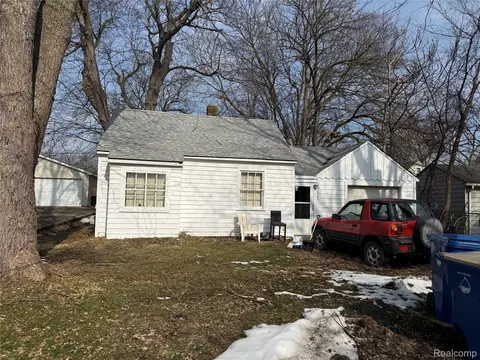 984 Voorheis Rd, Waterford, MI 48328