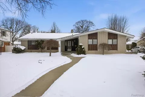 32523 Newcastle Dr, Warren, MI 48093
