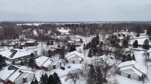 7968 Divot Dr E #5, Waterford, MI 48327