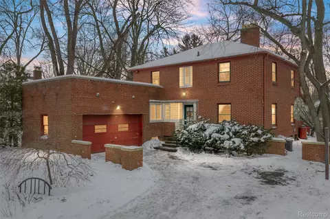 12935 Victoria Ave, Huntington Woods, MI 48070