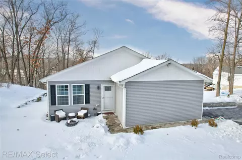10311 Walnut Shores Dr, Tyrone, MI 48430