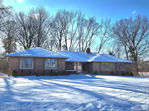 30477 Pickford St, Livonia, MI 48152
