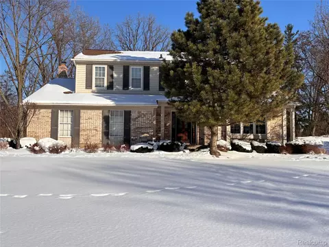 1805 Hickory Bark Ln, Bloomfield Hills, MI 48304
