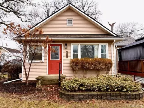 6332 Superior Dr, Green Oak, MI 48116