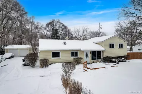 1122 Lynsue Ln, Waterford, MI 48327